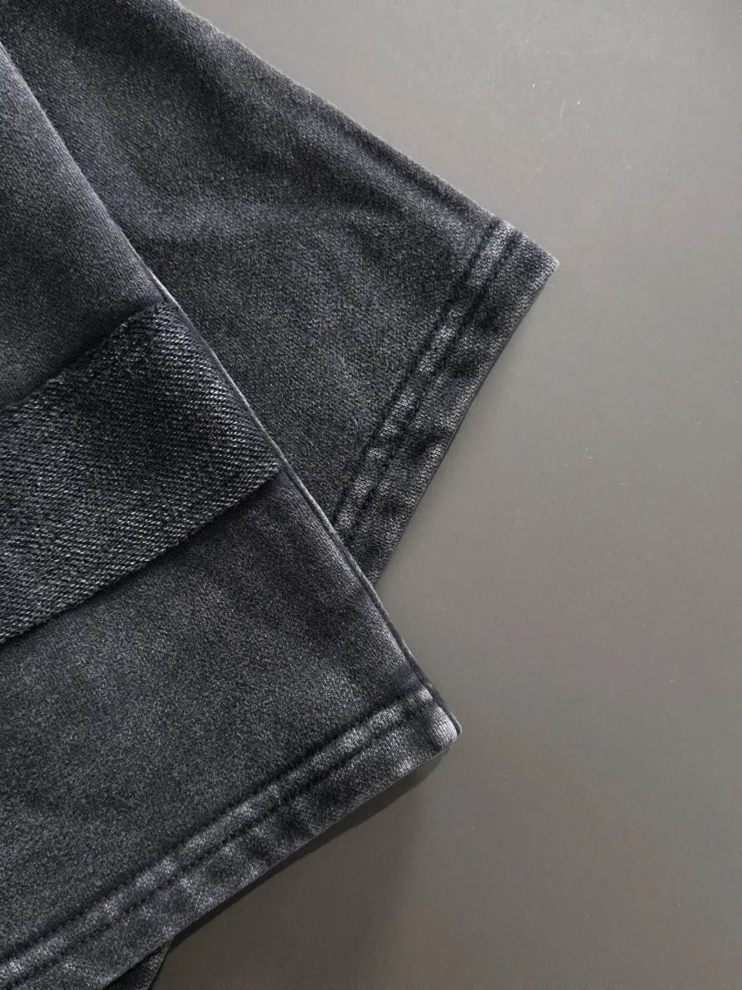 🅿️330 shipped next day, high-end goods, Stone Island 2025 spring and summer new elastic band casual heavy-duty washed loose shorts, made by imported machines from Italy, 1:1COPY with eyes closed. The hem of the trousers is hemmed with two needles, the stitching is fine and firm, and the custom-made fabrics are highly breathable and comfortable, with impeccable details. The brand element design concept reflects high quality. It feels delicate and soft! It presents a casual cut and the upper body shape is great! Size: S-XXL